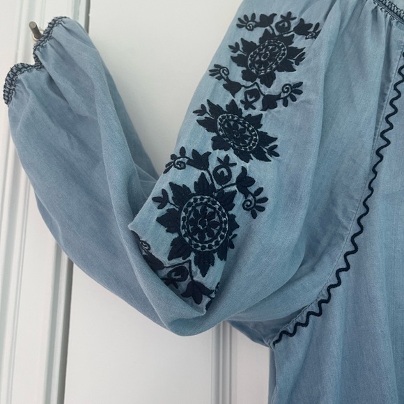 Size 2X Crown&Ivy chambray top, scoop neck with navy tie and embroidery BOHO! - Picture 2 of 8